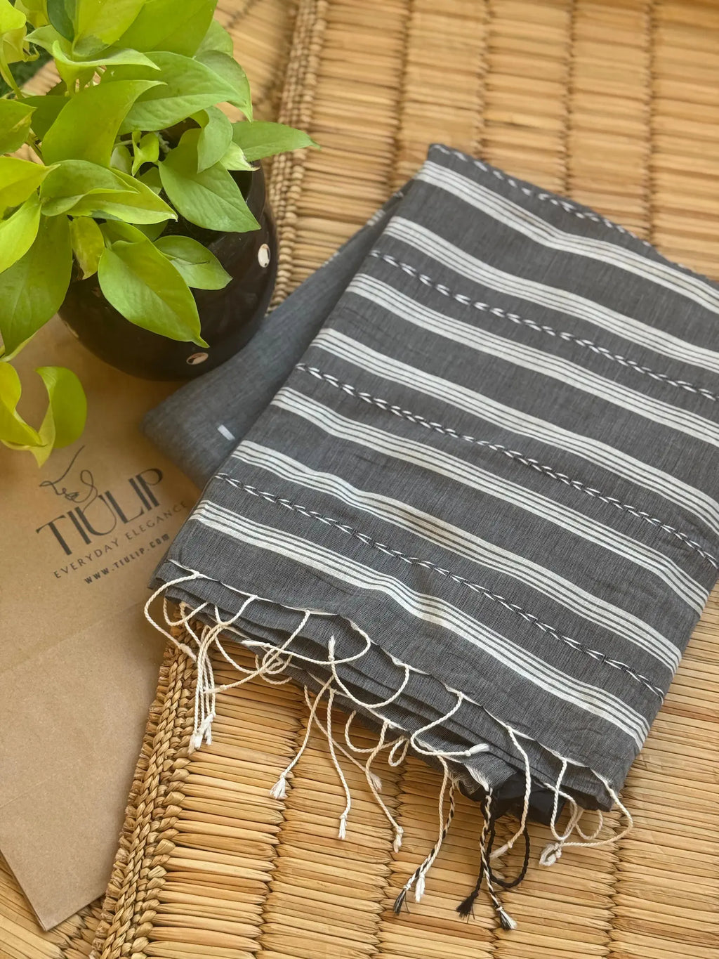 Handwoven Cotton Jamdani Saree – Dhusarika