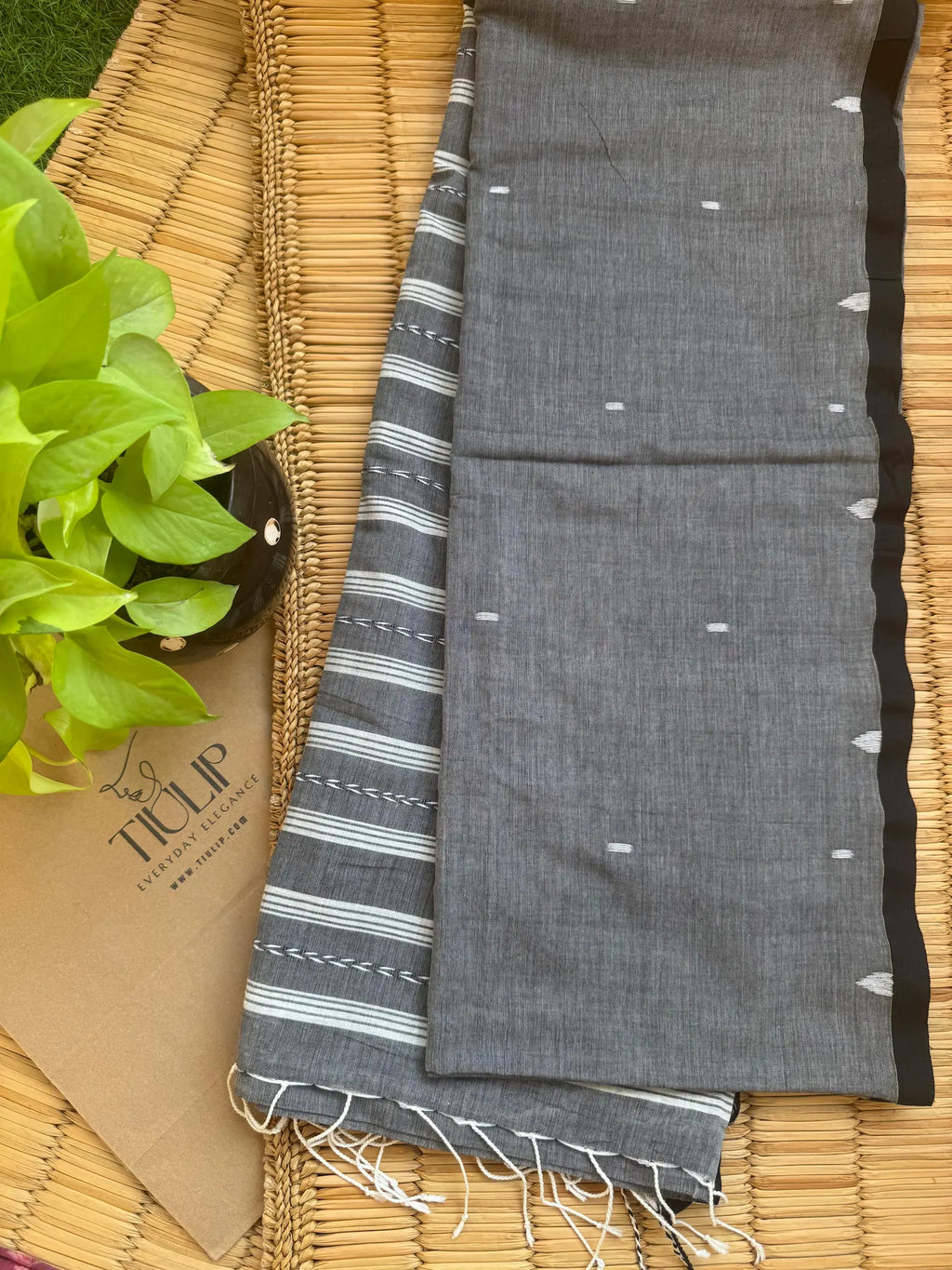 Handwoven Cotton Jamdani Saree – Dhusarika