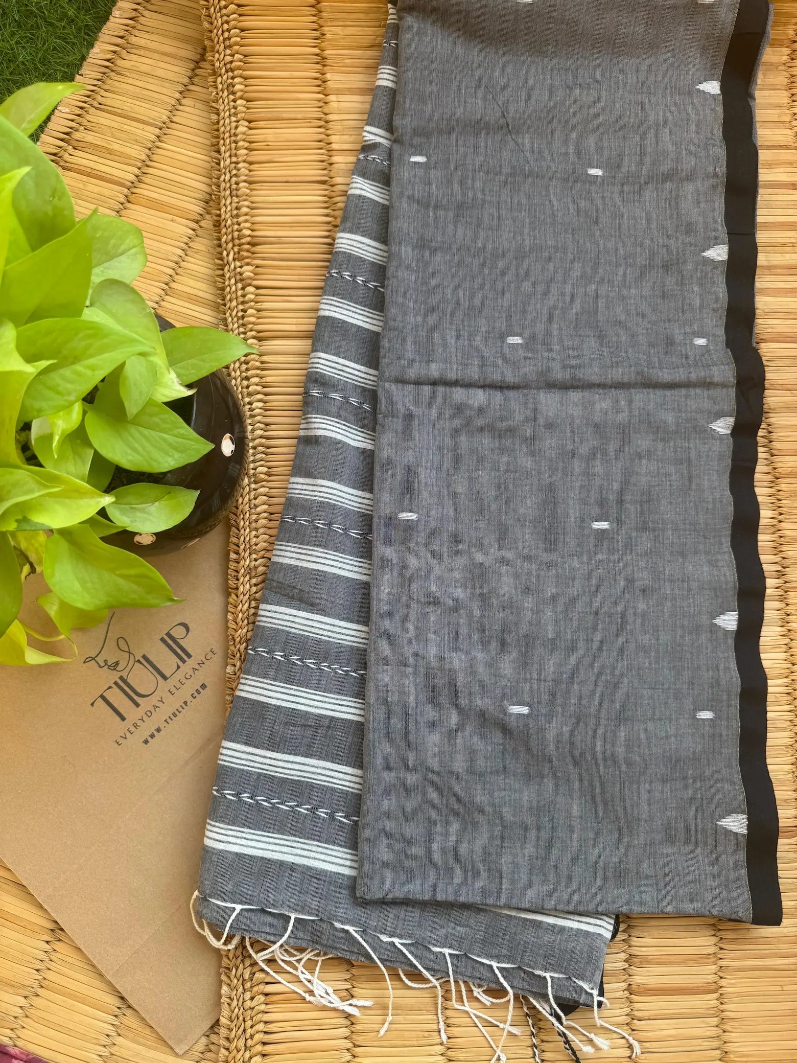 Handwoven Cotton Jamdani Saree – Dhusarika
