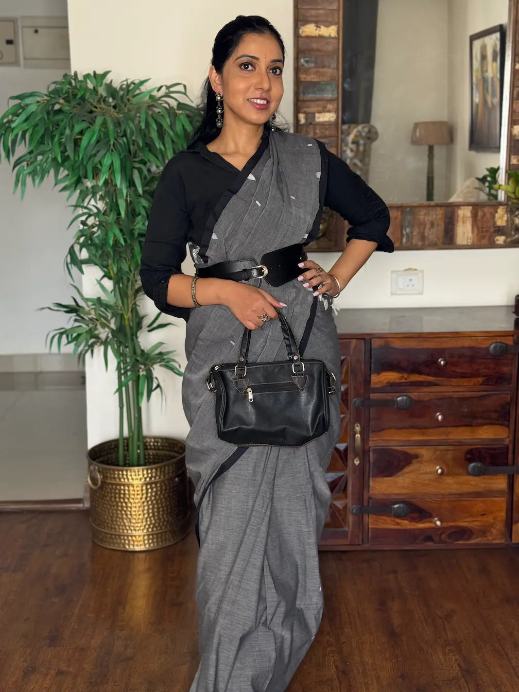 Handwoven Cotton Jamdani Saree – Dhusarika